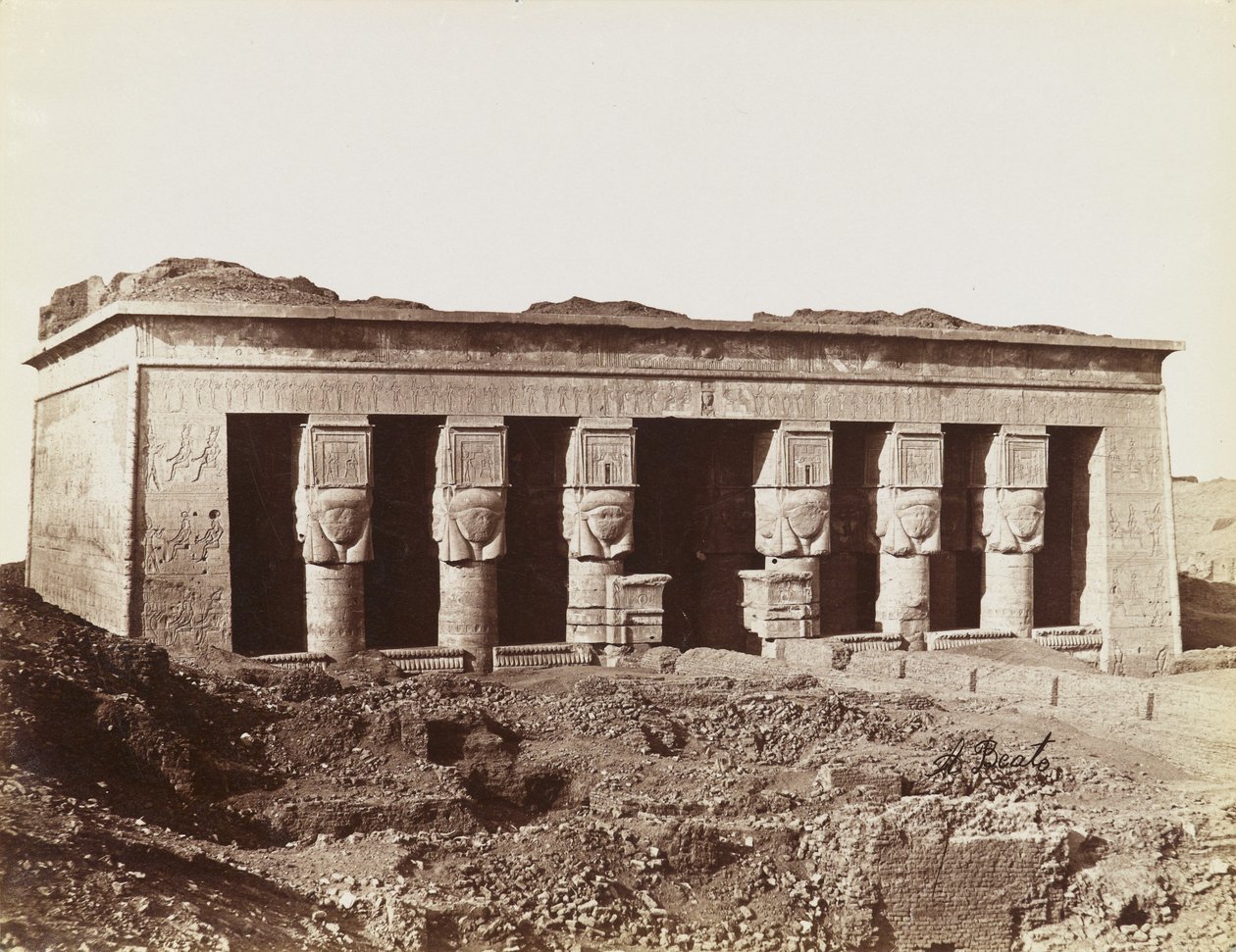 Dendera Tapınağı, tapınağın cephesinin kuzeydoğusundan görünüm by Antonio Beato