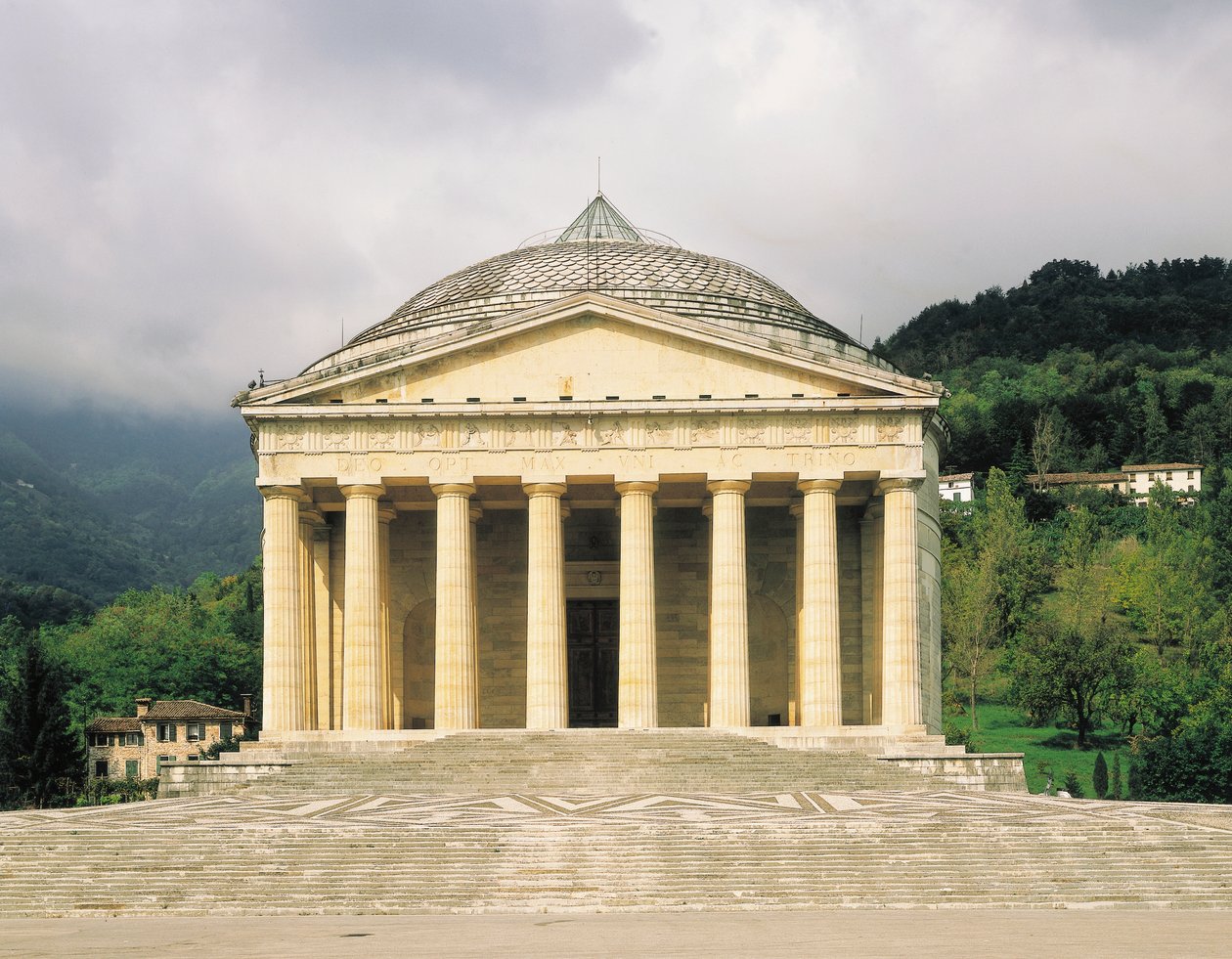 Pronaos, Canova Tapınağı (Tempio Canoviano) veya Antonio Canova (1757-1822), Possagno, Veneto tarafından tasarlanan Kutsal Üçlü Başrahip Kilisesi. İtalya by Antonio Canova