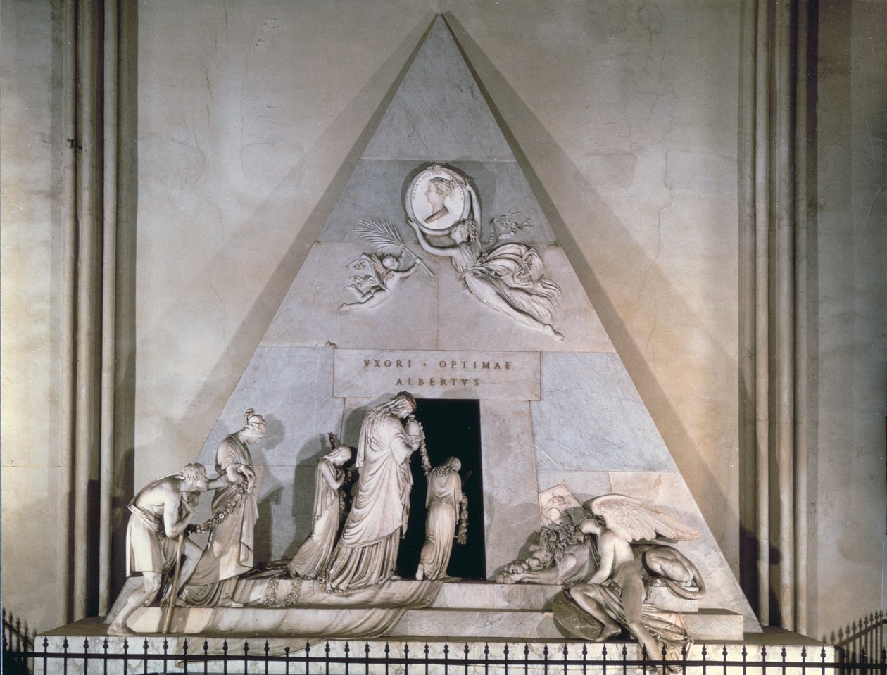 Avusturya İmparatoriçesi Maria Theresa'nın en sevdiği kızı arşidüşes Maria Christine'in mezarı, 1798-1805 (mermer) by Antonio Canova