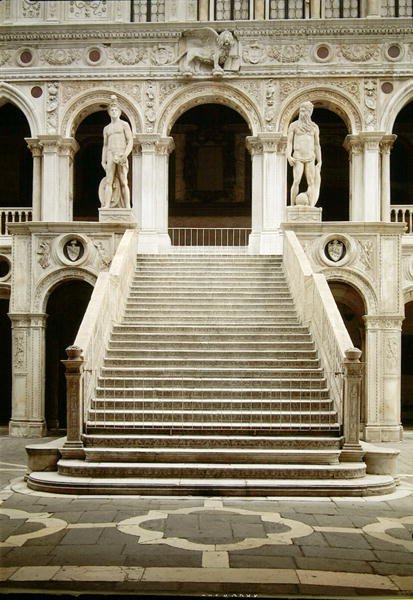 Antonio Rizzo tarafından Mars ve Neptün heykelleri ile Jacopo Sansovino (1486-1570) tarafından tasarlanan Scala dei Giganti