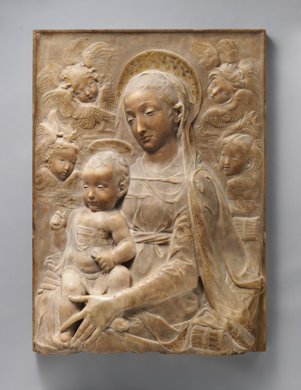 Madonna and Child with Angels, c.1455-60 (yaldız detaylı mermer) by Antonio Rossellino
