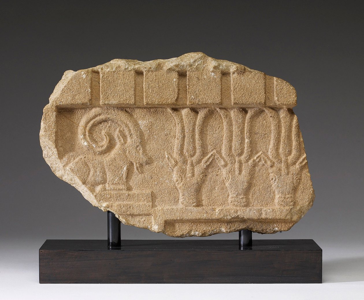 Ibex ve Oryxes ile bir Friz parçası, MÖ 5.-4. yy (kireçtaşı) by Arabian South