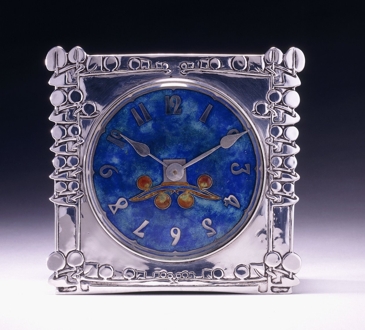Arts & Crafts tarzında kelt motifli kare bir saat by Archibald Knox