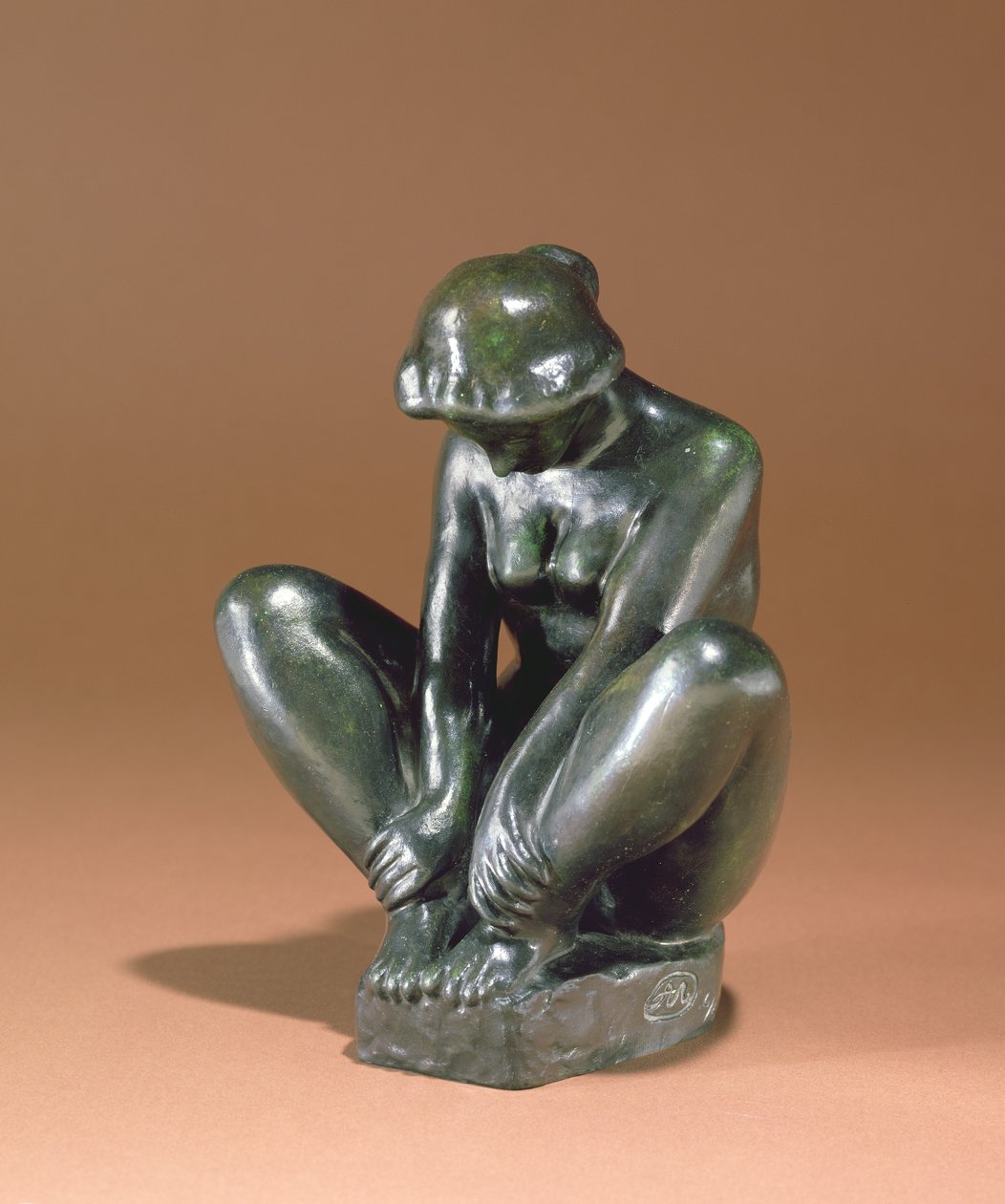 İki Ayağı Tutan Kız, 1920 (bronz) by Aristide Maillol