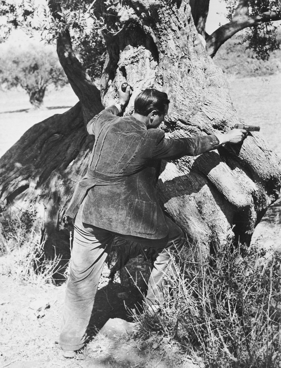 Salvatore Giuliano, tabancayı doğrultuyor, 1937 by Armando Bruni