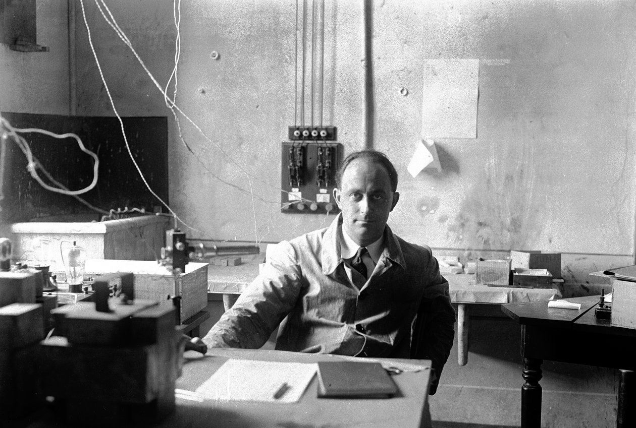 İtalyan fizikçi Enrico Fermi (1901-1954 Nobel Fizik Ödülü 1938) laboratuvarda (s/b fotoğraf) by Armando Bruni