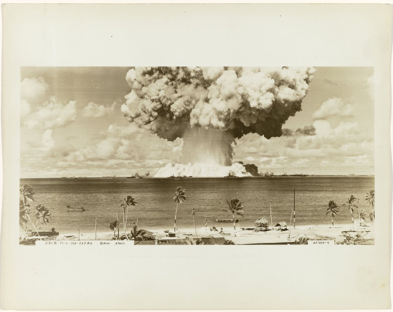 Crossroads Operasyonu Sırasında Atom Bombası Testi Güney Pasifik Bikini atolündeki Bikini Atoll'deki Crossroads Operasyonu sırasında 'Fırıncı Testi' olarak adlandırılan atom testi (nesnedeki başlık) by Army Navy Task Force One