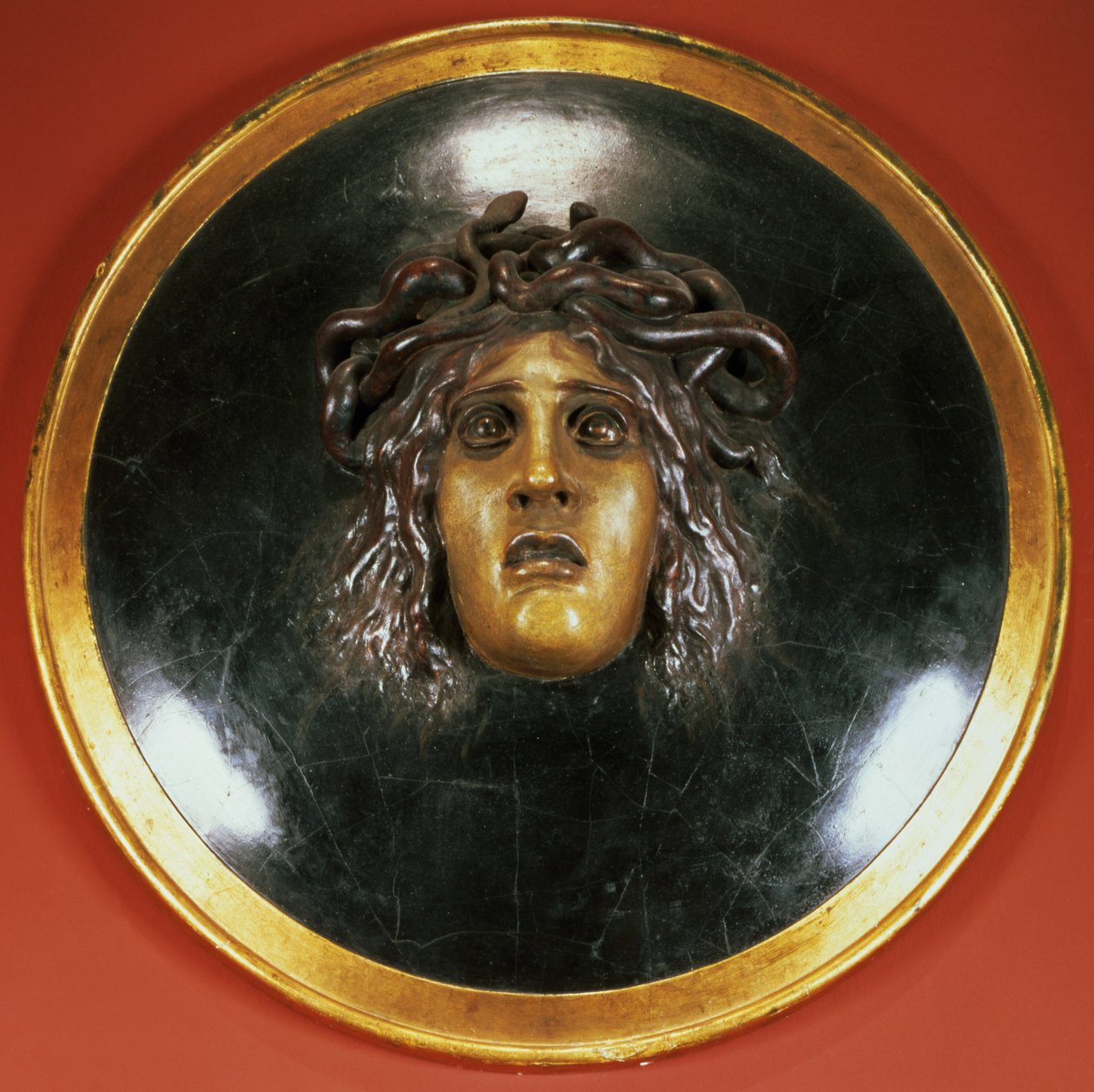 Medusa kalkanı (boyalı alçı kabartma) by Arnold Böcklin