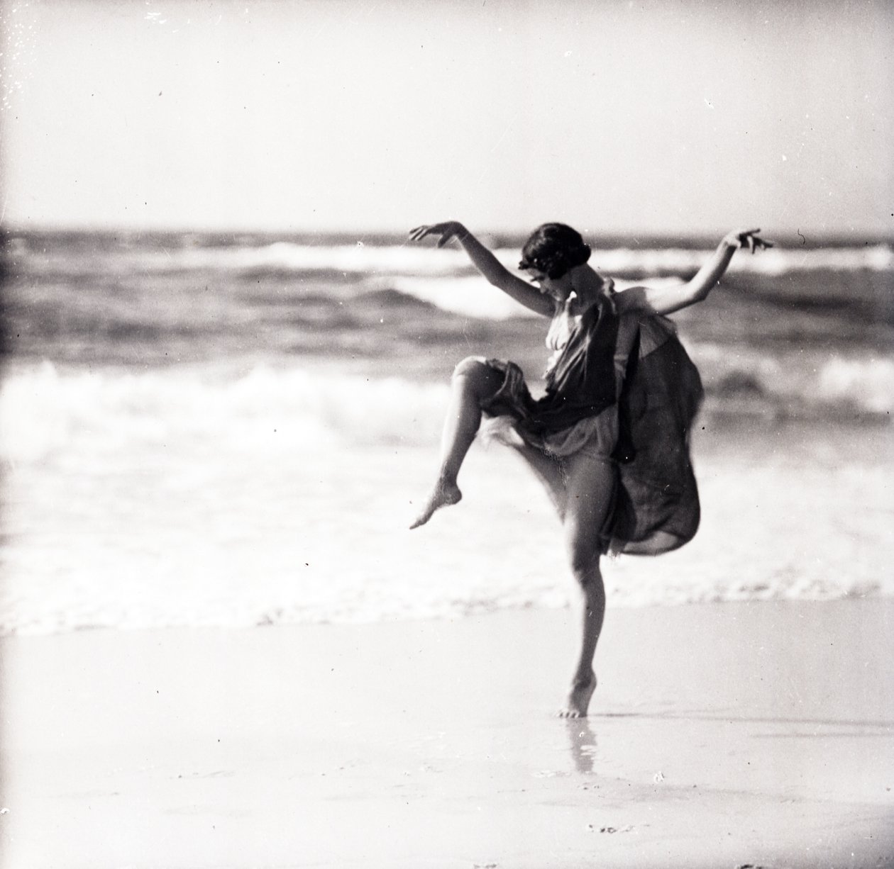 Dansçı Anna Denzler, 1921 (bw fotoğraf) by Arnold Genthe