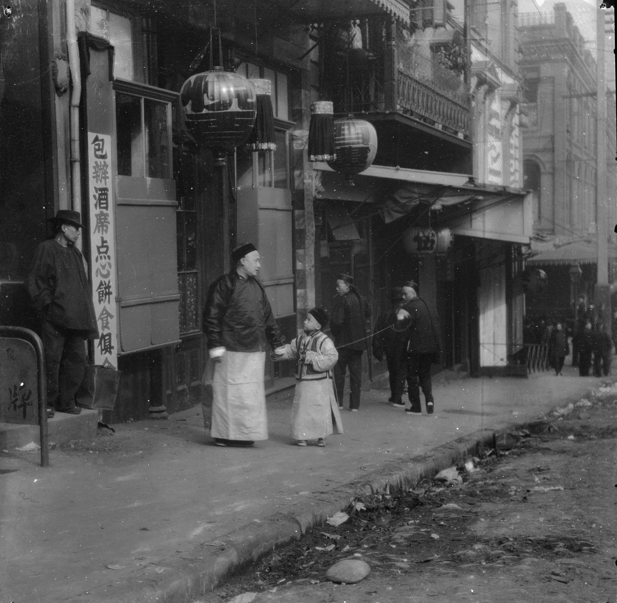 Çin Mahallesi, San Francisco Konsolosluğundan Bir Aile by Arnold Genthe