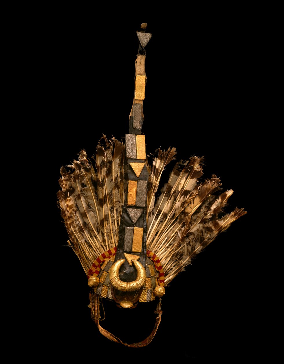Baş Kılıç Taşıyıcılar Headdress, Gana, c.1825 (sac altın, sac metal, kumaş, tüyler, deri, ahşap ve metal zımbalar) by Asante Culture