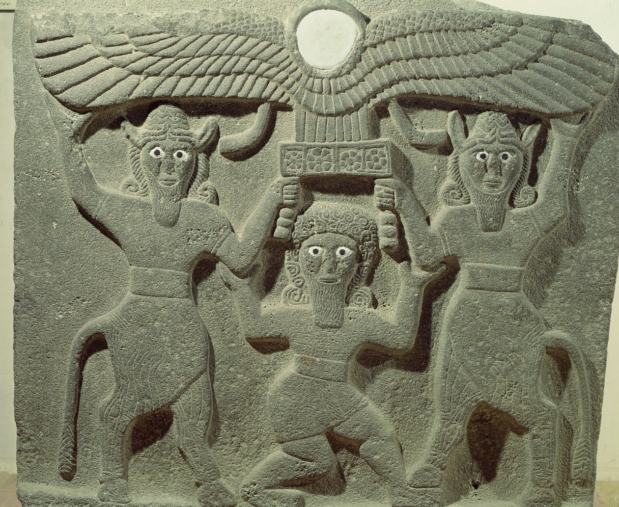 Suriye, Tell-Halaf'tan kanatlı bir güneş diskini destekleyen iki boğa-adam arasında Gılgamış'ı gösteren kabartma by Assyrian