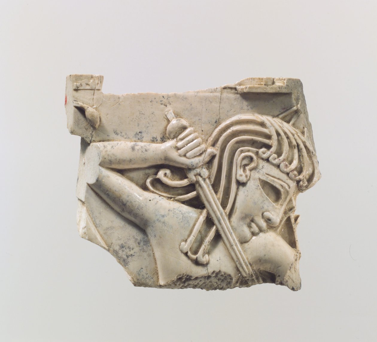Kılıç tutan figürlü emaye işi mobilya levhası, MÖ 9.-8. yy (fildişi) by Assyrian