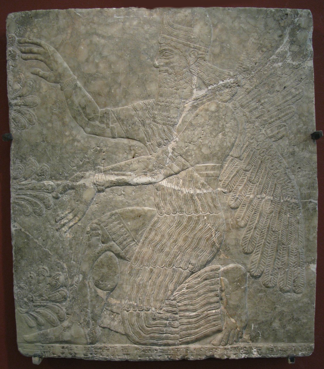 Kutsal ağacın yanında kanatlı tanrı. Ashurnasirpal II