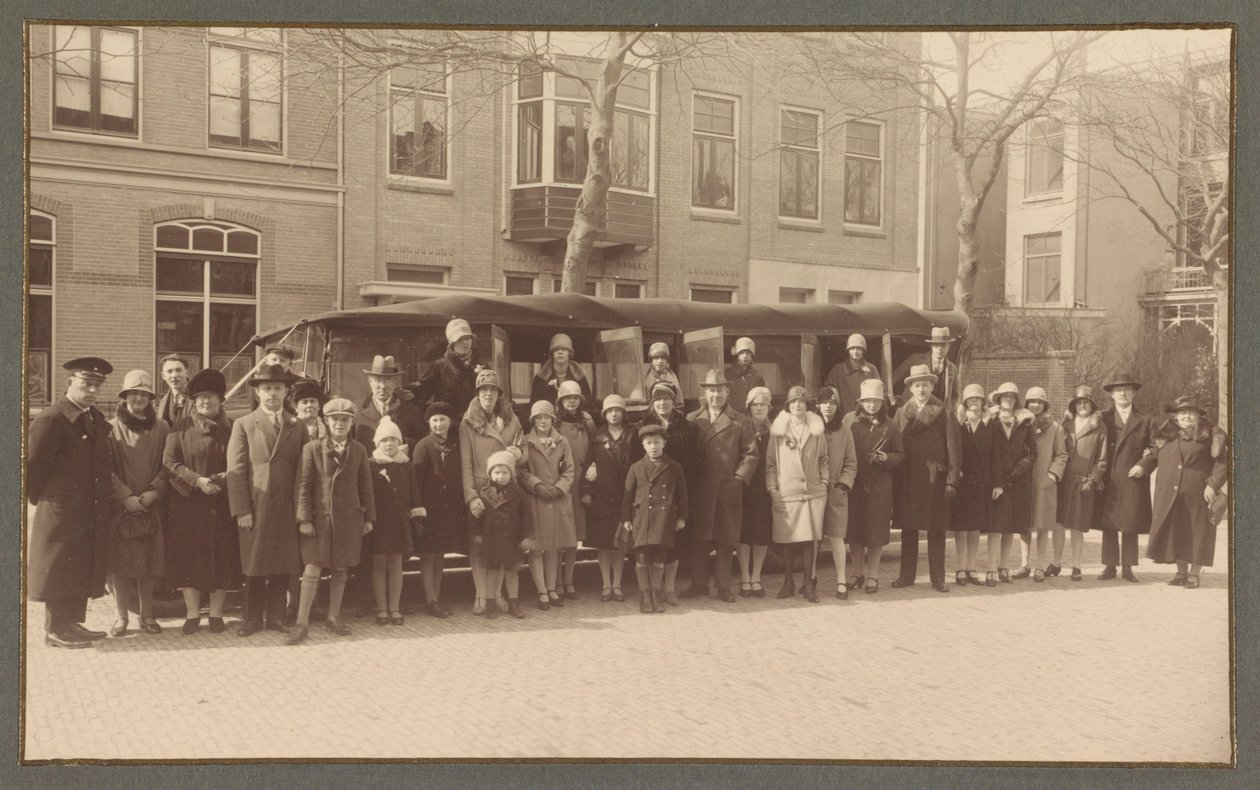 1928'de 40. yıl dönümü vesilesiyle yönetmen Arthur Schnitzler ve eşiyle birlikte 'Gelria' şemsiye fabrikası personelinin grup portresi by Atelier Grijpink