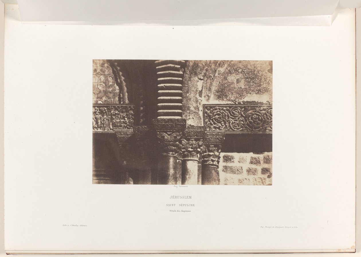 Kapitelen van de Heilig Grafkerk, Jeruzalem Kudüs. Kutsal Kabir. Büyük harflerin ayrıntıları (nesne üzerindeki başlık) by Auguste Salzmann