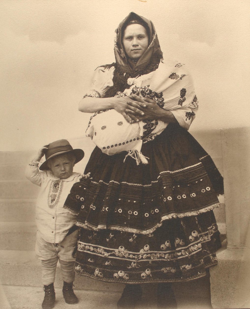 Slovak kadın ve çocuklar, c.1910 by Augustus F. Sherman