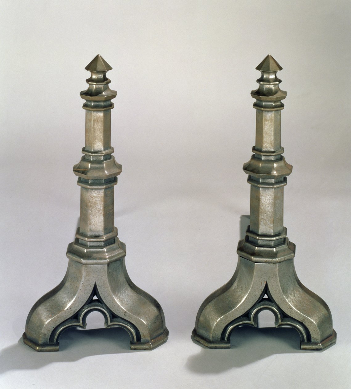 Gotik tarzdaki Andirons çifti, c.1836 (dökme çelik) by Augustus Welby Northmore Pugin