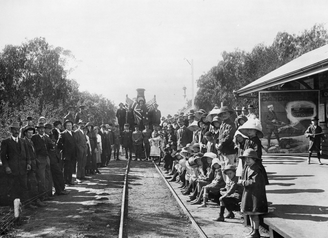 Bazı kasaba vatandaşlarıyla birlikte tren istasyonunda gezici bir işe alım treni (Donor Queensland İşe Alma Komitesi), Wallumbilla, Queensland, c.1916 by Australian Photographer