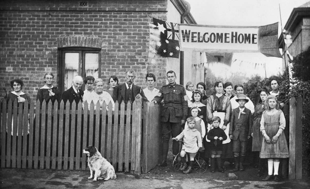 540 Sapper Arthur Findon Dunbar MM, 2. Avustralya Tünel Şirketi (kol kapısına dayalı üniformalı) ve aile üyelerinin grup portresi 45 Chief Street