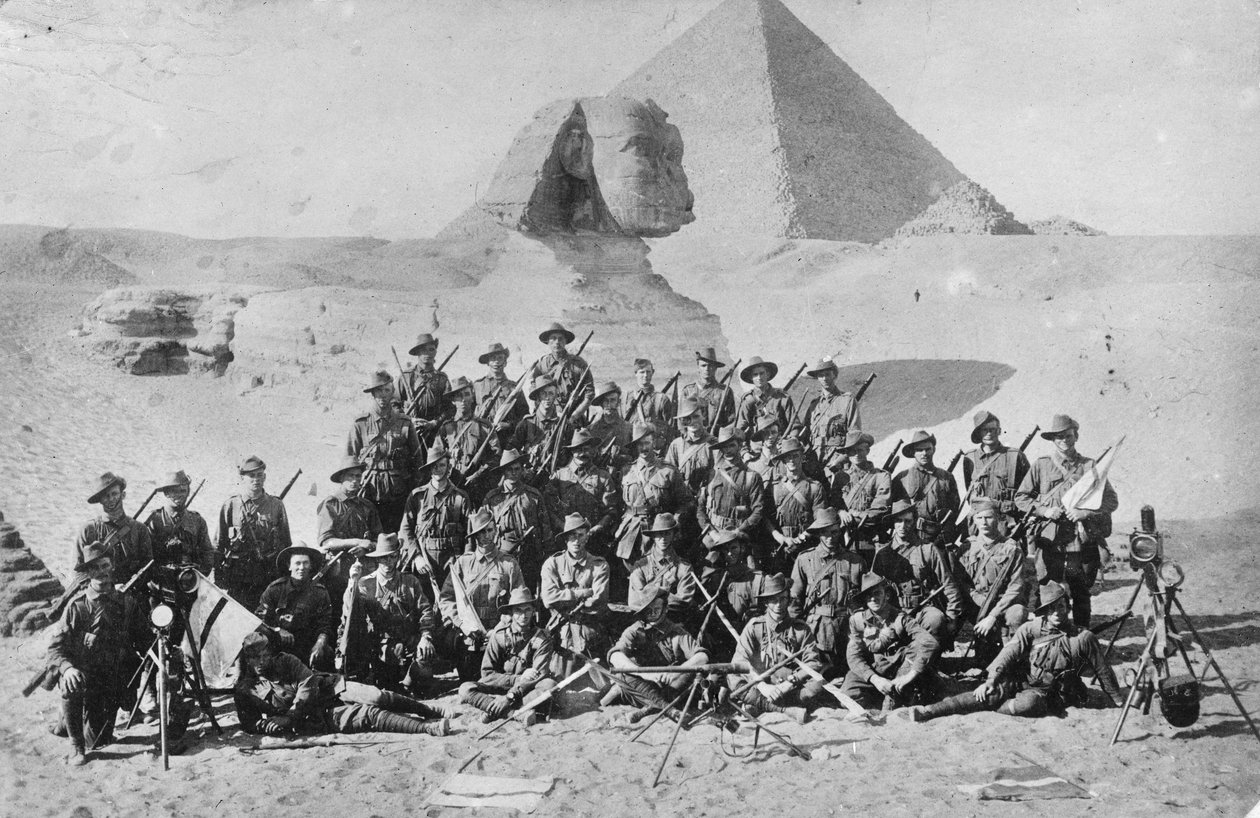 Sfenks ve Piramidin önünde bir Avustralya Piyade İşaret Okulunun resmi olmayan grup portresi. Sinyalizasyon ekipmanı ön planda, c.1915 by Australian Photographer