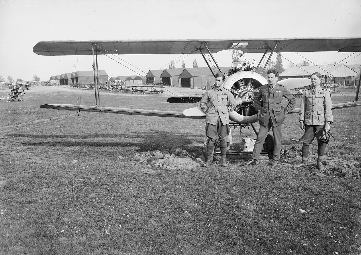 Teğmenler Jack Henry Weingarth (solda), Roy George Smallwood (ortada) ve Vincent George Sheppard, No. 4 Squadron, Avustralya Uçan Kolordusu, Sopwith Camel Filolarından birinin önünde duruyor by Australian Photographer