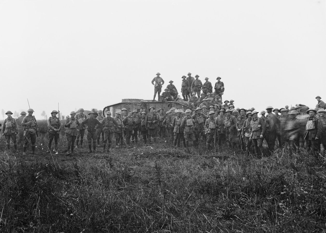 Bir tank mürettebatının ve 5. Avustralya Piyade Tugayının bazı üyelerinin açık hava grup portresi, 8 Ağustos 1918 by Australian Photographer