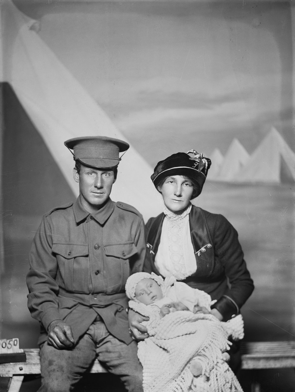 1159 Er (Pte) George Beamish Swanton, Avustralya 24. Taburu, Werribee, Victoria, eşi Nellie ve küçük bebeği Joan Helen, c. Mayıs 1915 by Australian Photographer