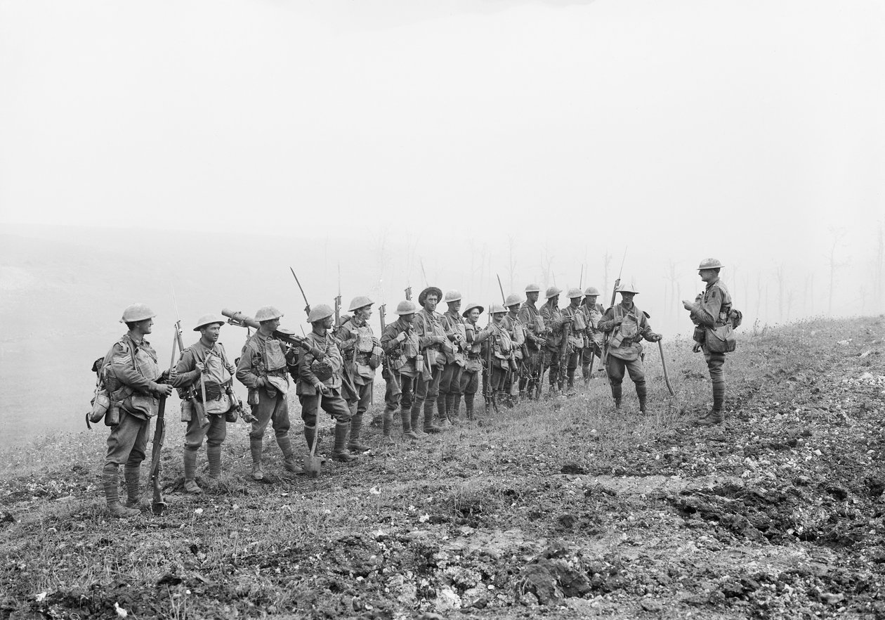 Warfusee-Abancourt, Fransa: Teğmen Rupert Frederick Arding Downes MC, savaştan önce Warfusee ve Lamotte köylerinin yakınında bir dinlenme sırasında 29. by Australian Photographer