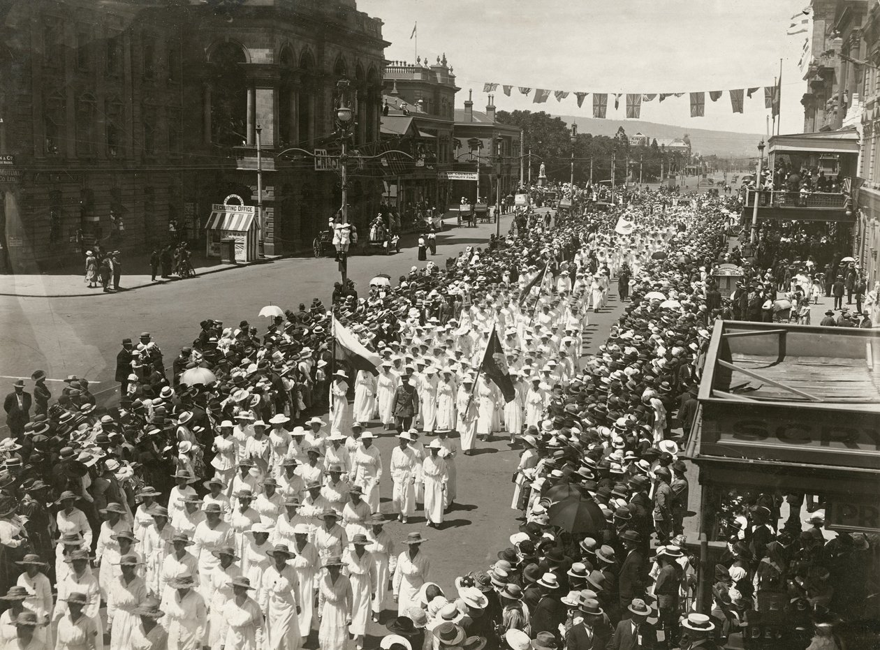 Barış Günü yürüyüşünü tutan kadınlar King William Caddesi, Adelaide, Güney Avustralya, Kasım 1918 by Australian Photographer