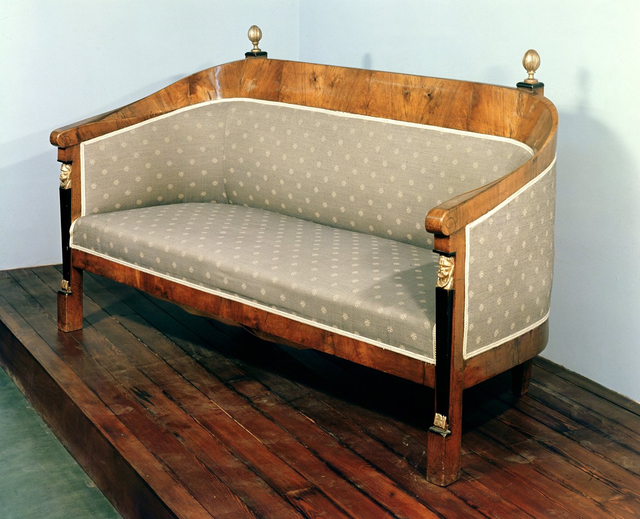 Kanepe, Biedermeier stili, c.1820 (abanoz ve yaldız süslemeli meyve ağacı) by Austrian School