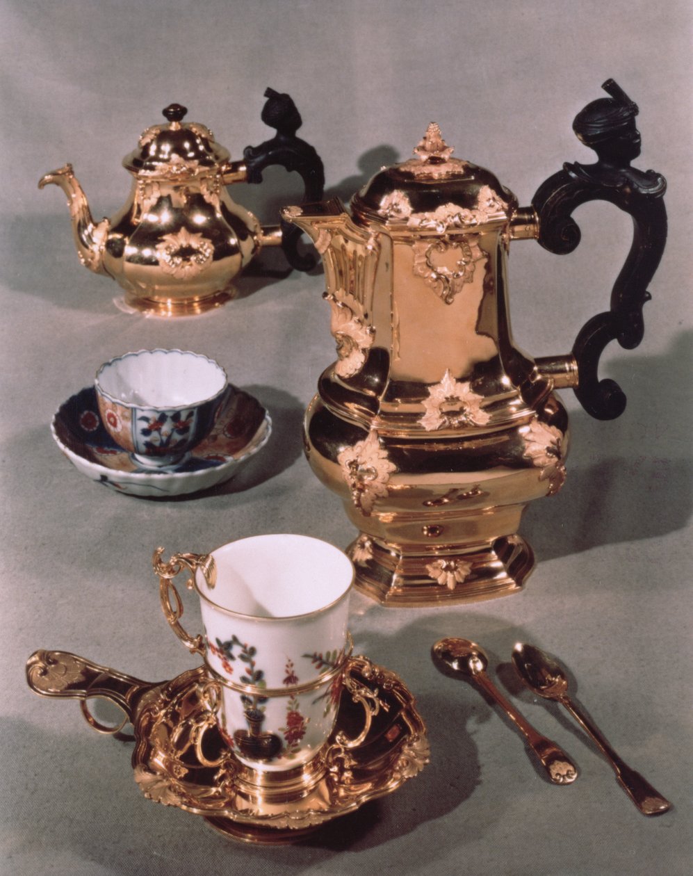 Domanek, Viyana, 1750 (porselen ve altın) tarafından yapılan bir Meissen kahvaltı servisinden çaydanlık, şekerlik, çikolatadanlık ve kupa by Austrian School