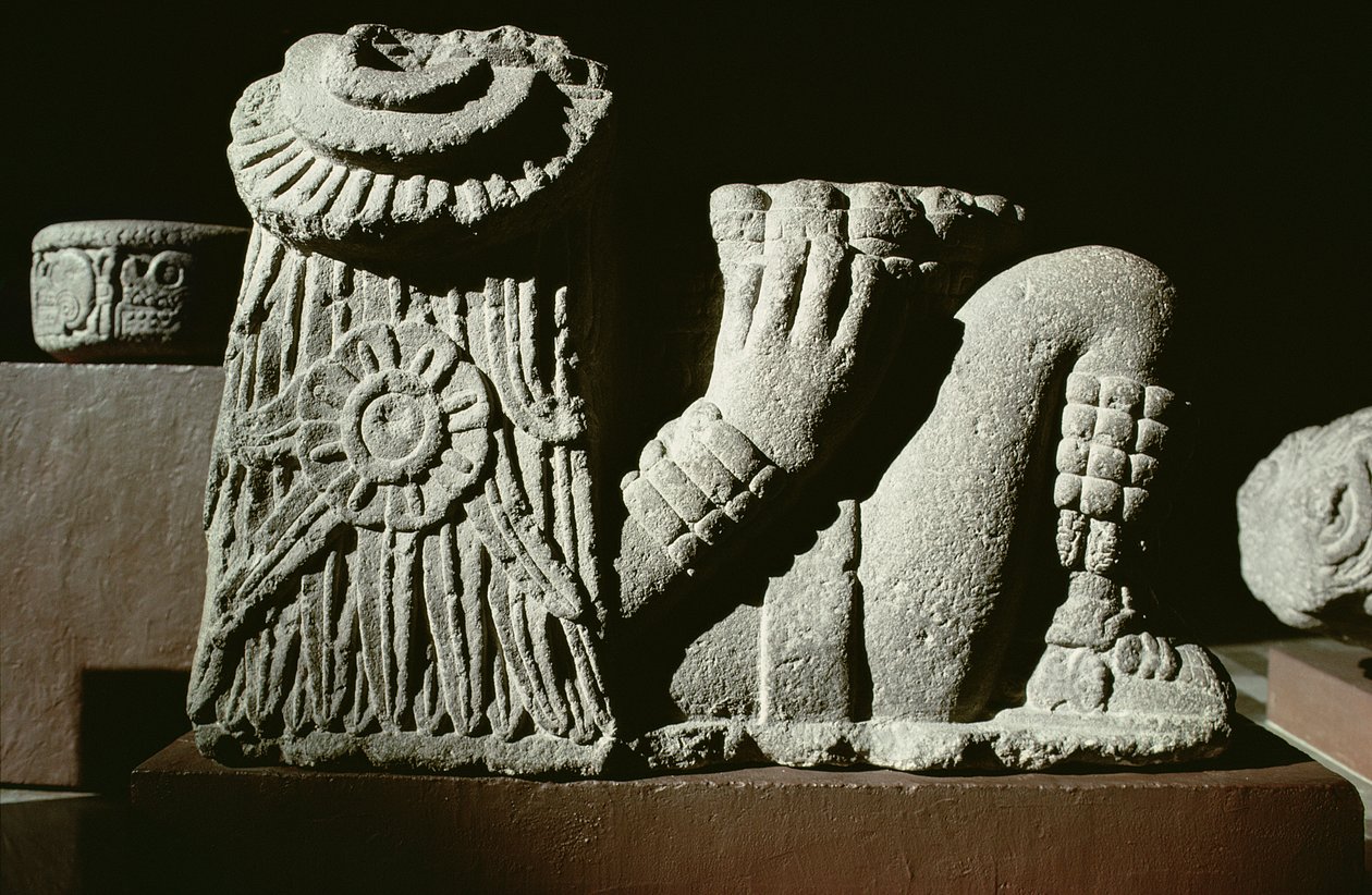 Saçında güneş takvimi diski olan yaslanmış güneş tanrısı by Aztec