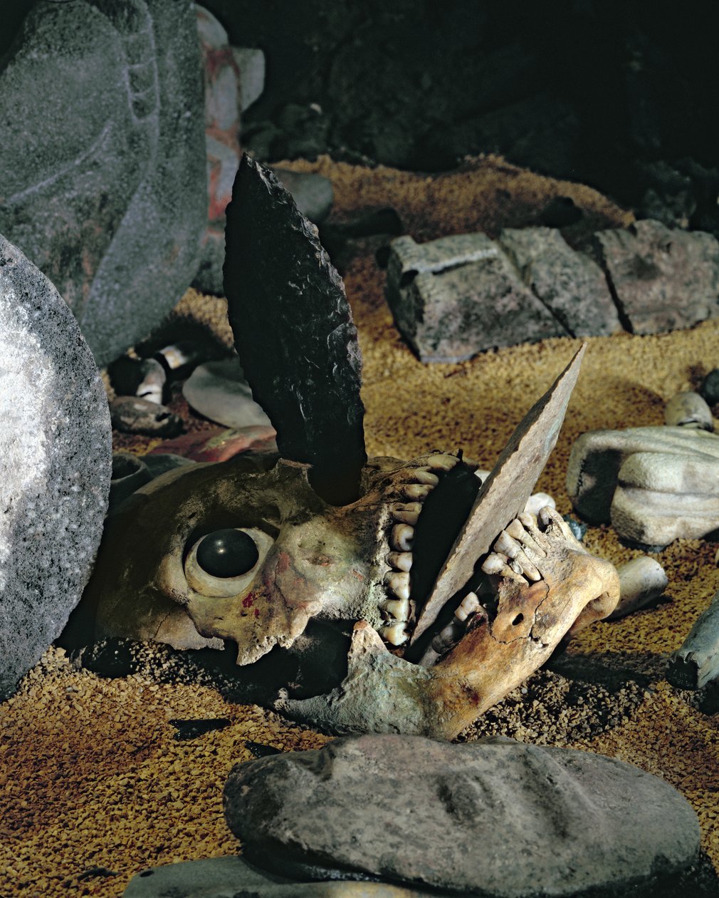 Ağzına ve burnuna çakmaktaşından bıçak saplanmış kafatası karışık teknik detayı 397394 by Aztec