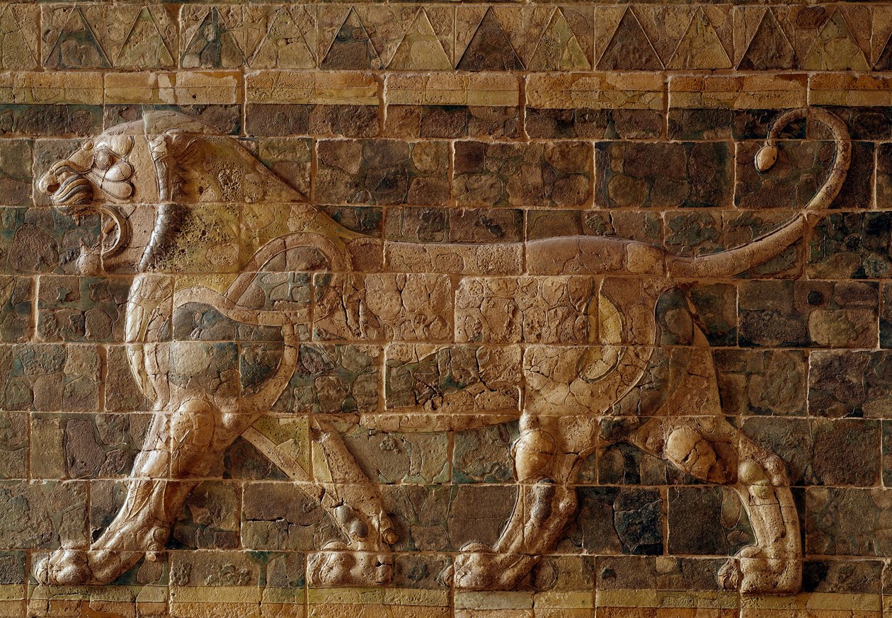 Nebuchadnezzar II (MÖ 605-562) yönetimindeki Babil Alay Yolu erigee: Mozaik bir tuğla aslanı betimleyen İştar Kapısı