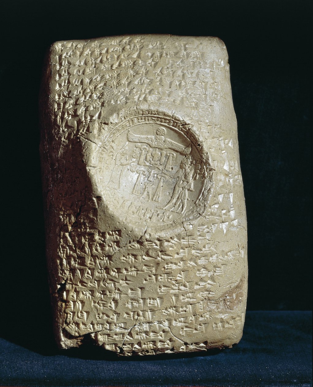 Eski Ugarit (modern Ras-Shamra) kalıntılarından gelen Babil çivi yazısı hecesiyle yazılmış tablet by Babylonian Babylonian