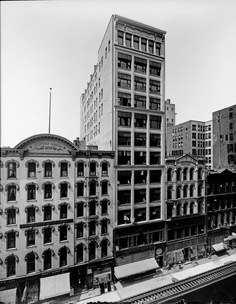 Clifton House, Thomas Kilisesi binası ve J. P. Atwater binası, Chicago, Illinois, ABD, c.1900 (s/b fotoğraf) by Barnes and Crosby