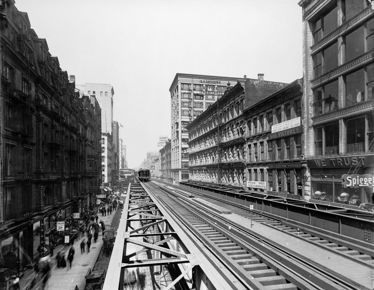 Adams Street istasyonunun yakınındaki yükseltilmiş raylar, Chicago, Illinois, ABD, c.1900 (s/b fotoğraf) by Barnes and Crosby