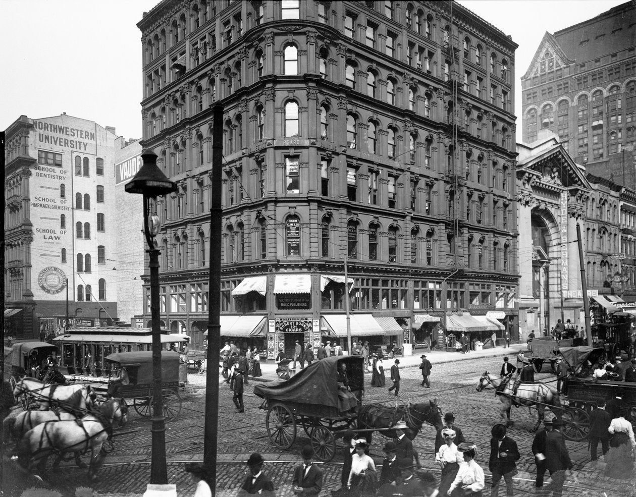 Randolph ve Dearborn Streets, Chicago, Illinois, ABD, c.1900 (s/b fotoğraf) by Barnes and Crosby