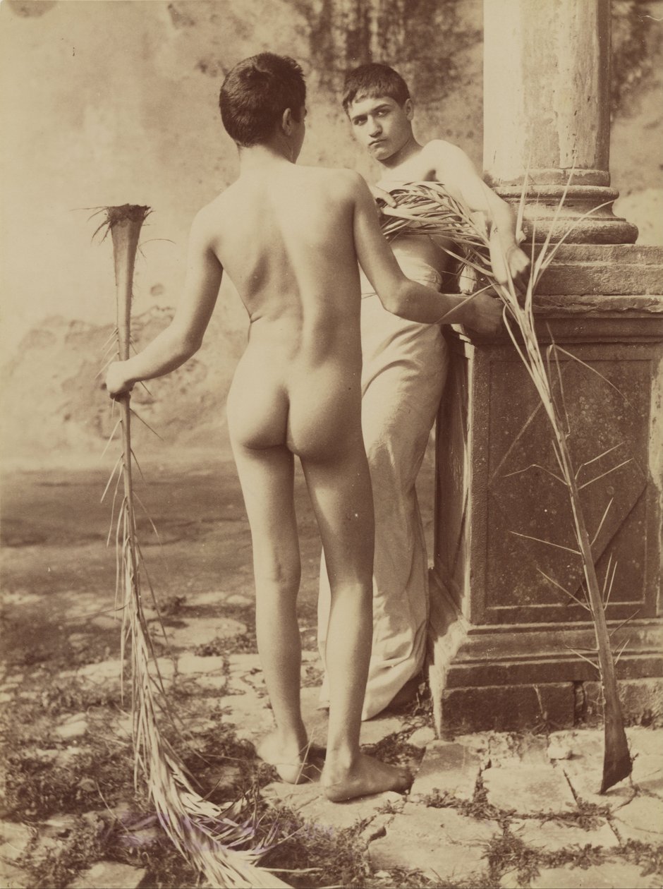 Palmiye yaprakları tutan iki erkek genç by Baron Wilhelm von Gloeden