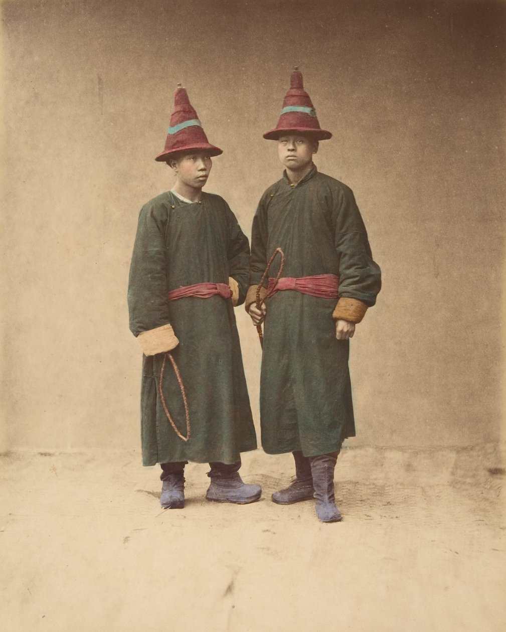 [Geleneksel Giysilerle Uyumlu İki Çinli Erkek], 1870