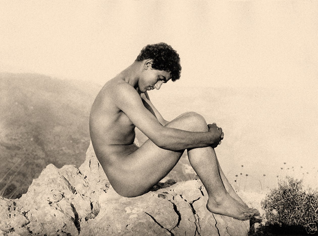 Bir kaya üzerinde çıplak bir erkek çalışması, Taormina, Sicilya, 1900 dolayları (sepya fotoğrafı) by Baron Wilhelm von Gloeden