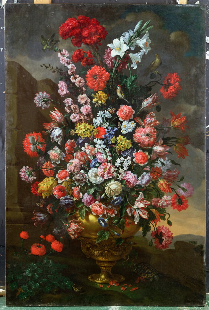 Bir Bronz Vazoda Zambaklar, Laleler, Karanfiller, Şakayıklar, Convolvuli ve Diğer Çiçekler, Kuşlar, Bir Kaplumbağa ve Manzarada Kelebekler, 1718 by Bartolomeo Bimbi