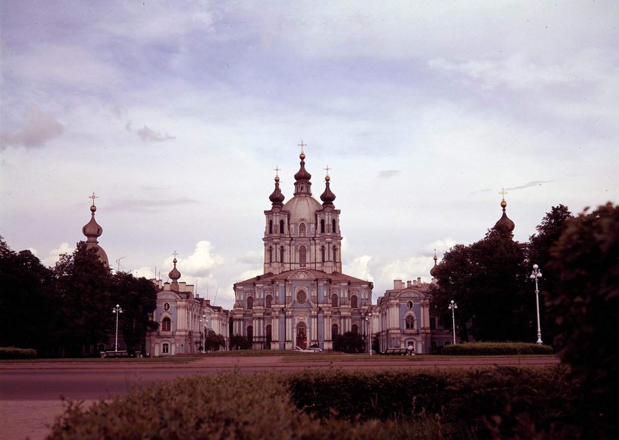 Mimari: 1748 ve 1835 yılları arasında mimar Francesco Bartolomeo Rastrelli (1700-1771), Saint Petersburg, Rusya tarafından inşa edilen Smolny manastırının görünümü. by Bartolomeo Franceso Rastrelli