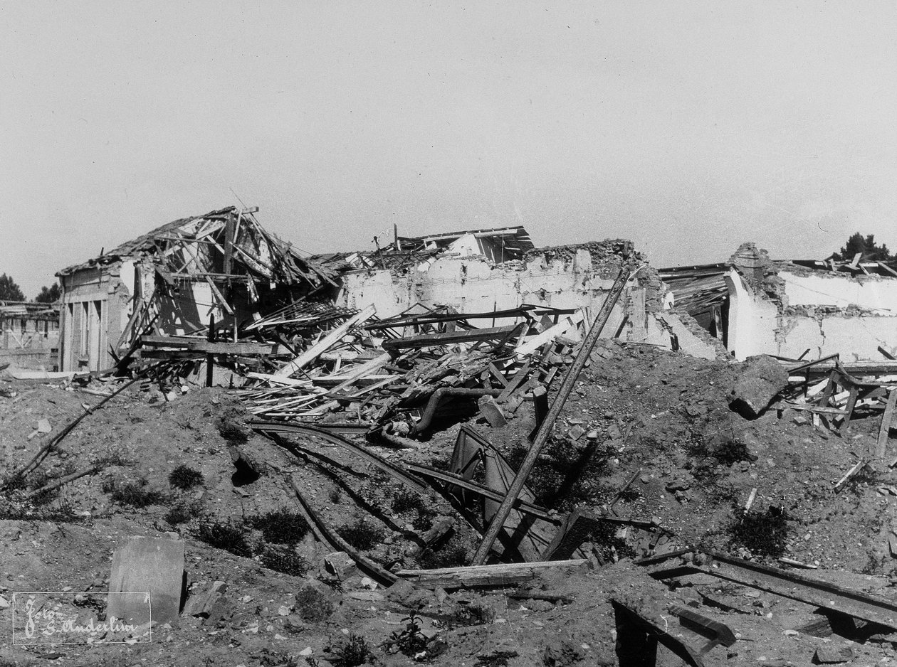 Sermide bombardımanları: İkinci dünya savaşında hasar gören binalar by Bayard and Bertall