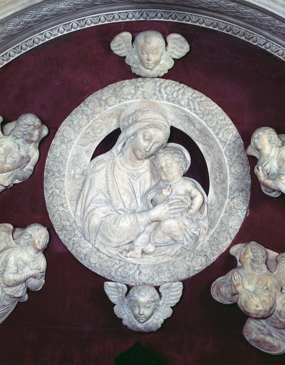 Gröf Filippo Strozzi 1428-91 í Strozzi kapellu, smáatriði meyjar og barns með englum, 1491-95 marmara smáatriði frá 208700 by Benedetto da Maiano