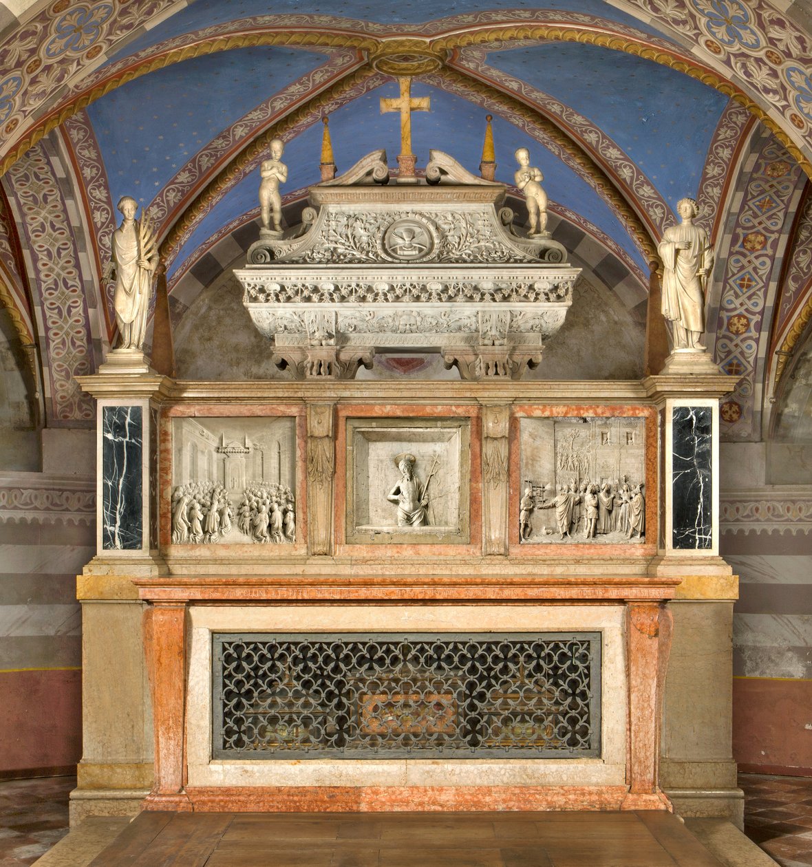 Crypt, High Altar with the Ark of Saints Marcellino ve Peter Exorcist, Benedetto Briosco tarafından seslendirildi, 1506-08, Matteo Galletti tarafından yeniden bestelendi 1609 by Benedetto Briosco