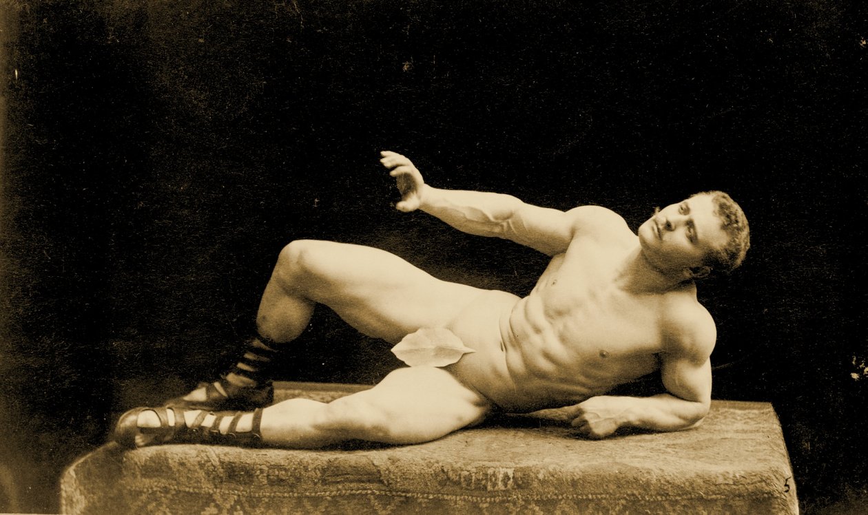 Eugen Sandow, klasik antik Greko-Romen pozunda, incir yaprağı takmış, 1894 dolayları by Benjamin J. Falk