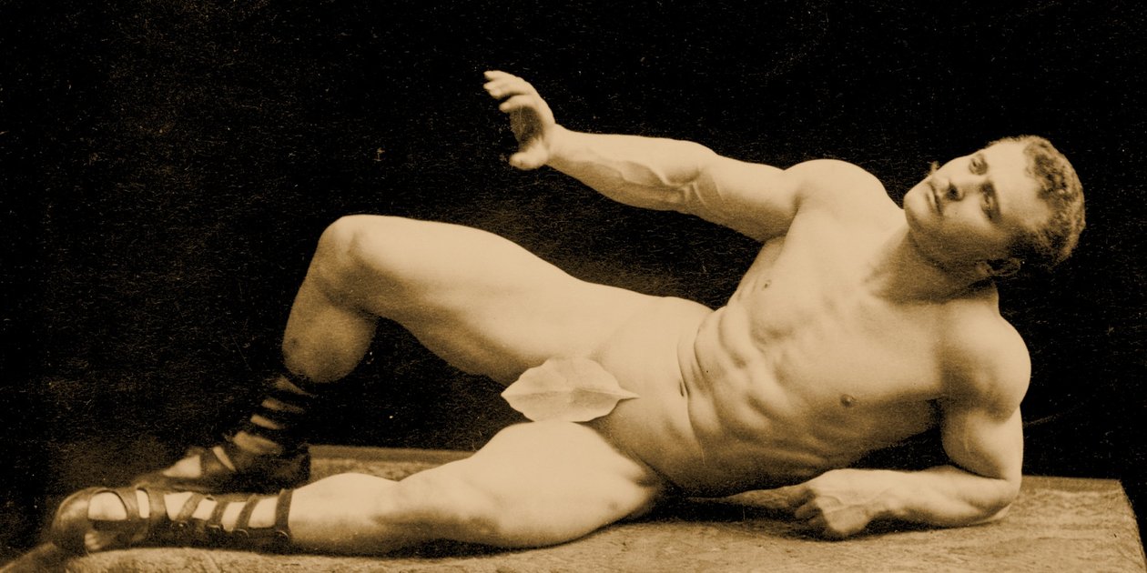 Eugen Sandow, klasik antik Greko-Romen pozunda, incir yaprağı takmış, 1894 dolayları by Benjamin J. Falk