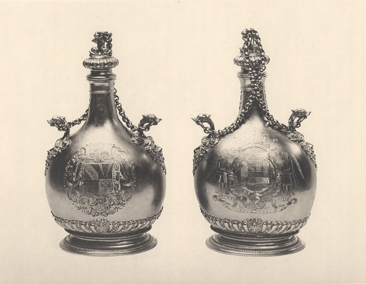 William III Pilgrim Flasks çifti, c.1690 (gümüş yaldızlı) by Benjamin Bradford